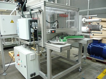Machine de traitement plasma et de dépose d'un adhésif